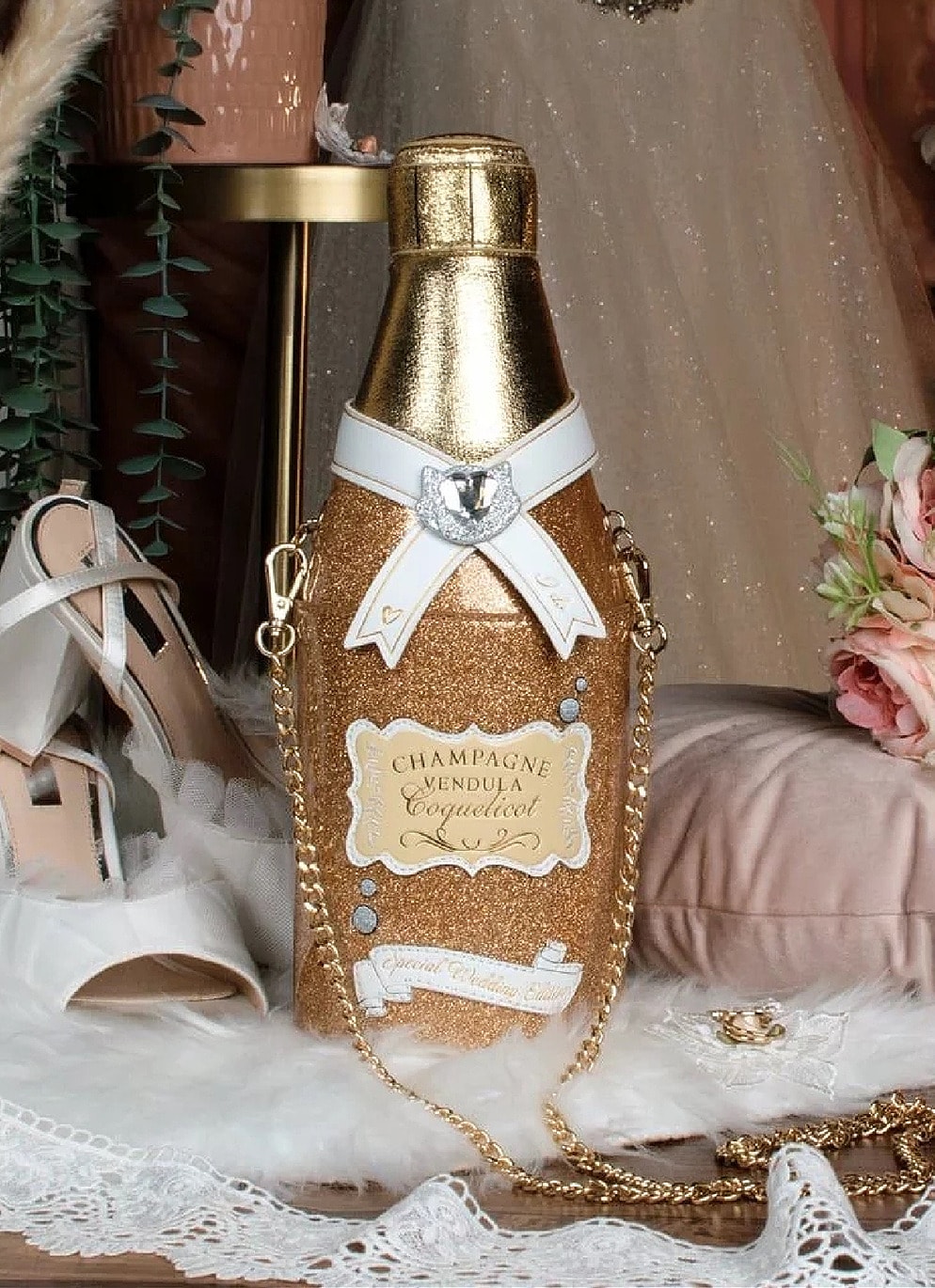 Vendula London Retro Umhänge-Handtasche "Wedding Champagne Bag” in Gold