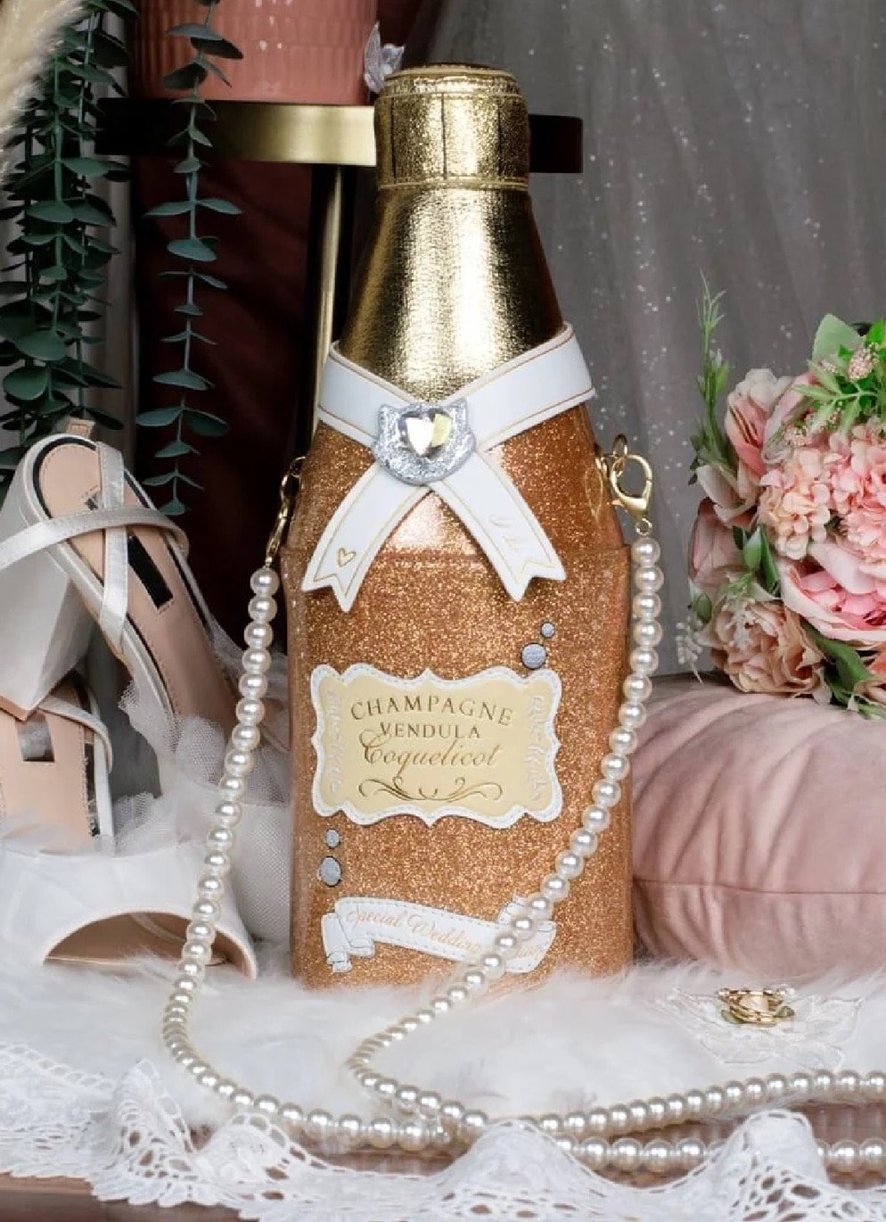 Vendula London Retro Umhänge-Handtasche "Wedding Champagne Bag” in Gold