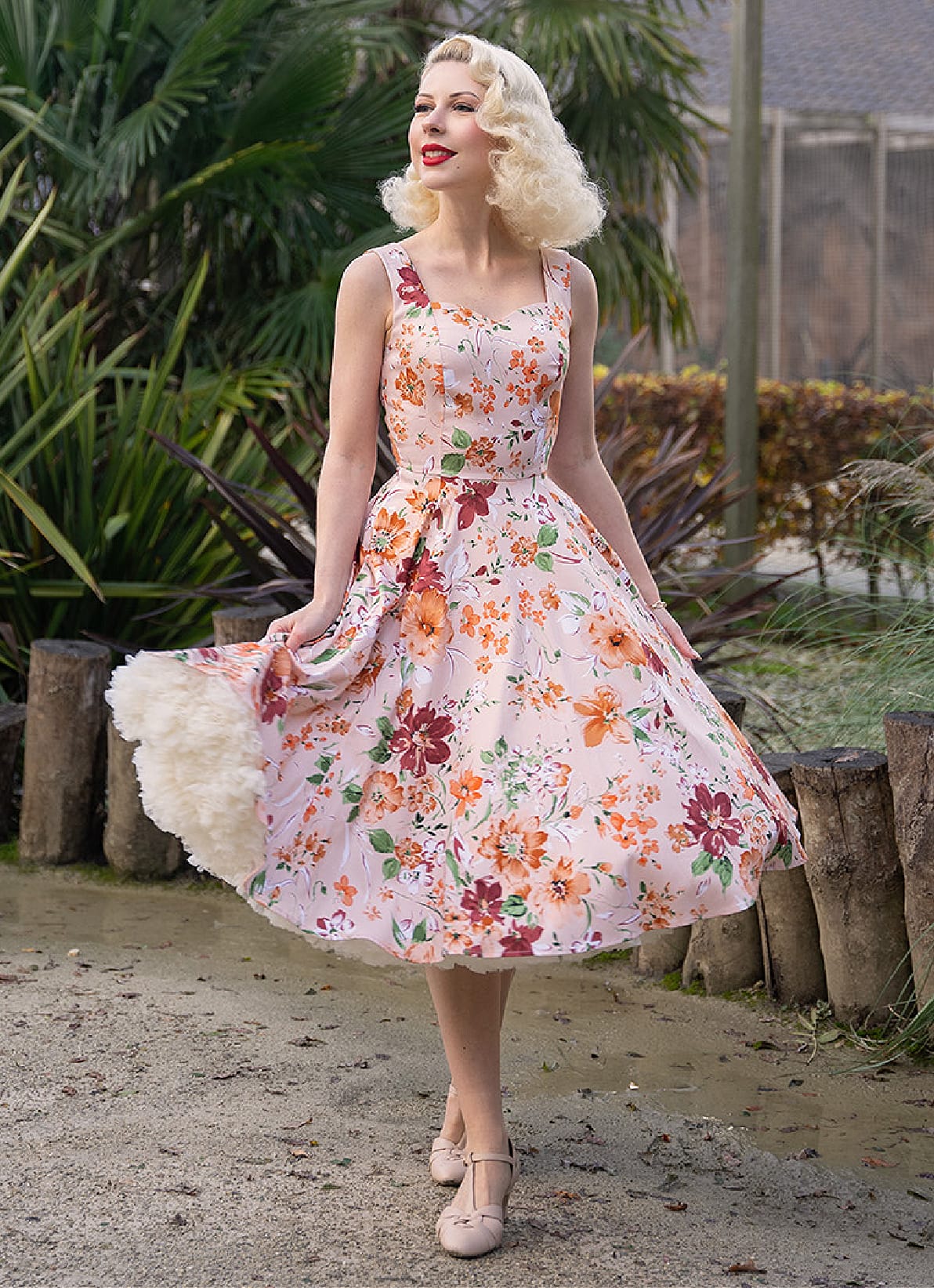 Vintage Midikleid mit Blumenstickereien 2024